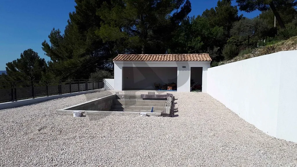 Chantier, bassin de la piscine et pool-house