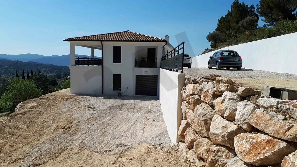 Chantier, villa et mur en pierres sèches