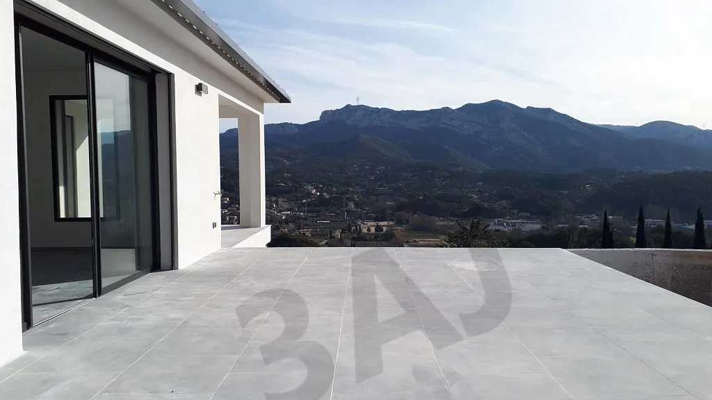 Chantier, terrasse et vue sur les collines