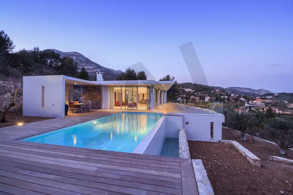 Piscine à débordement et terrasse au coucher du soleil