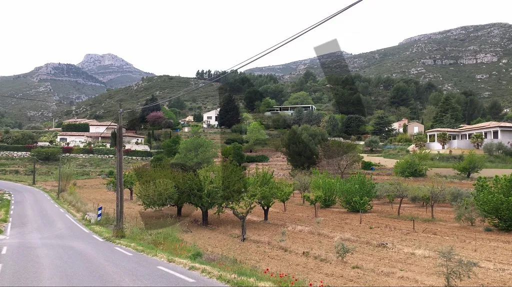Le terrain avant le projet, au pied des collines