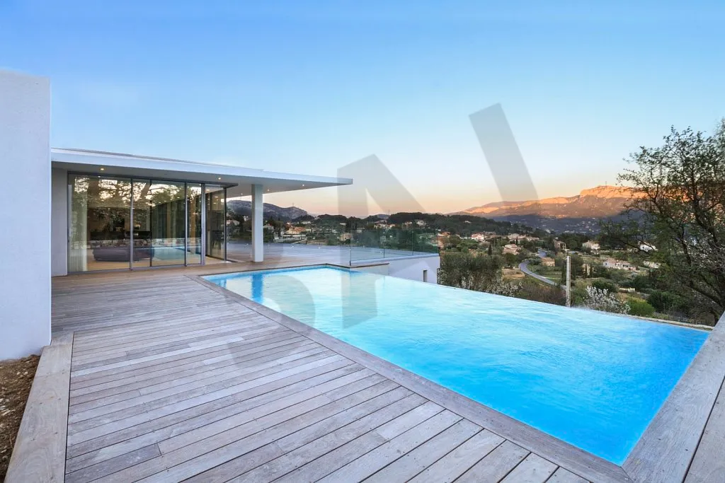 Villa QO01 à l'heure bleue, terrasse en bois et piscine à débordement face aux reliefs